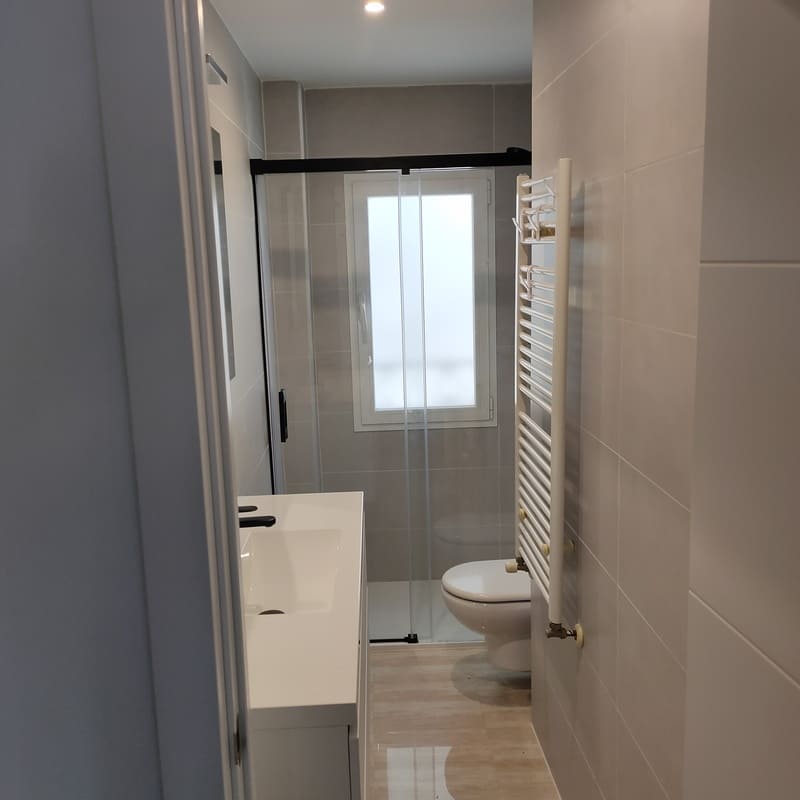 Reforma de Baño completo en vivienda de Pamplona realizado por Jiménez Gallo SLU